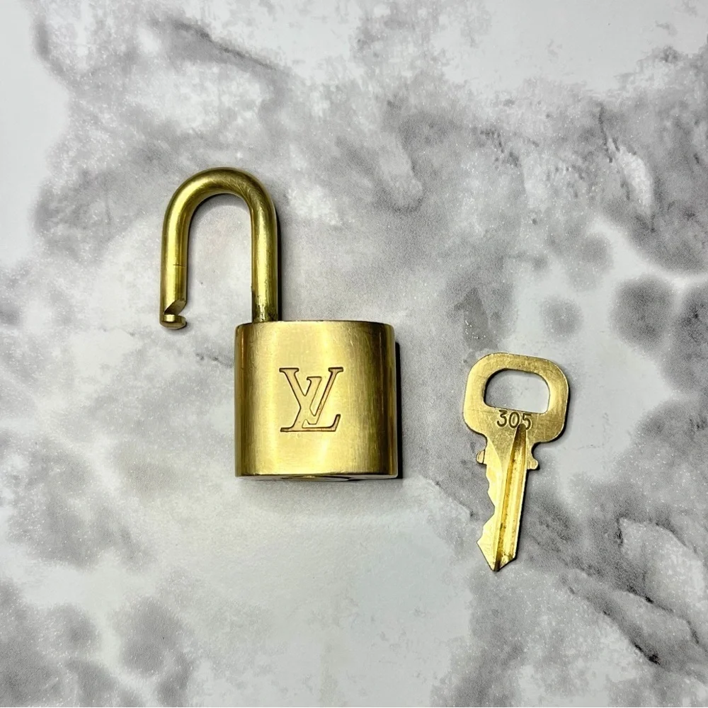 LOUIS VUITTON PadLock & Key #305 with Unbranded Gold & Black Clover Key Chain